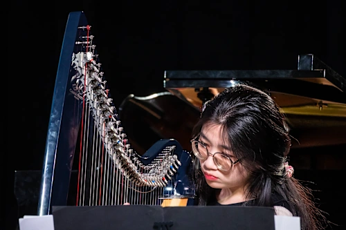 Mina with harp